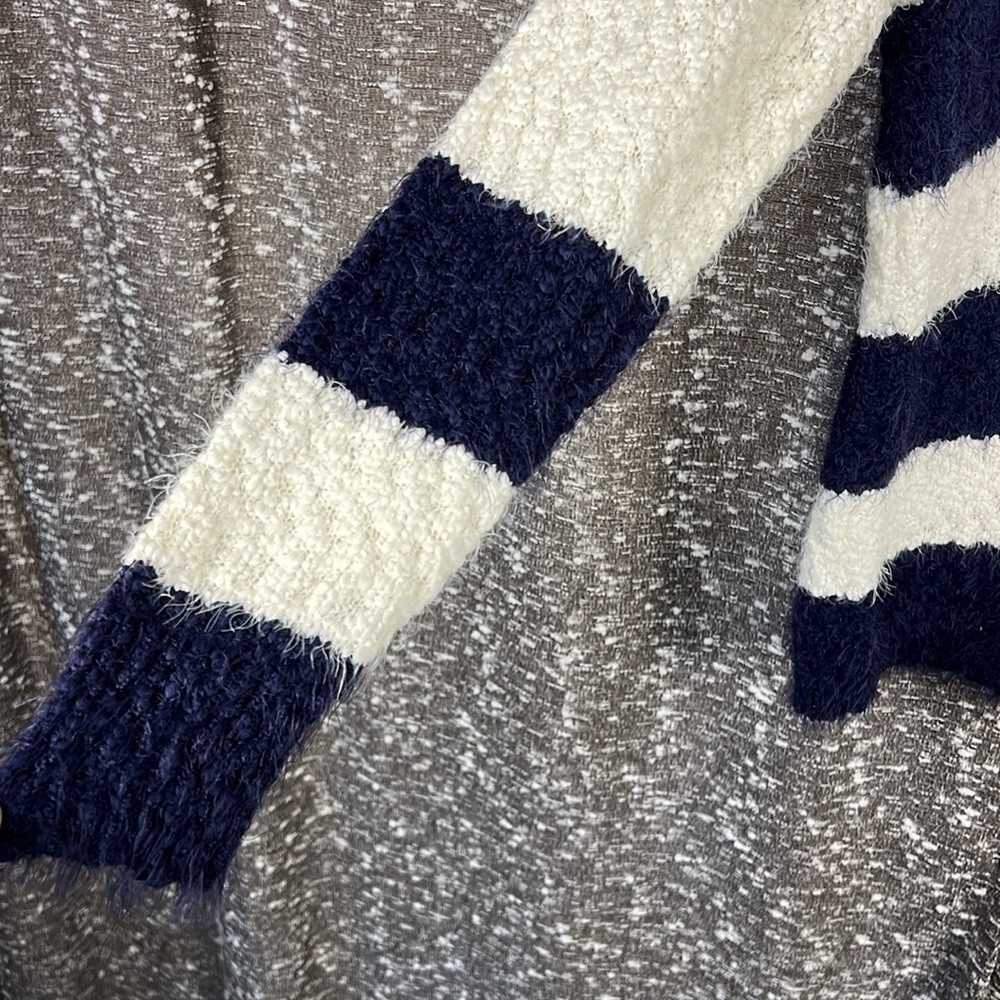 Knox Rose Sweaters V-Neck Eyelash Striped Sweater Blue and White Size Small - Picture 6 of 11